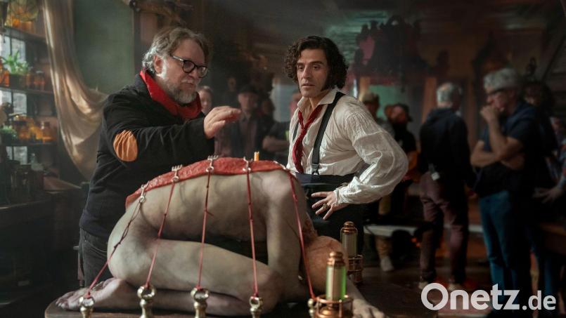 Dieses von Netflix veröffentlichte Bild zeigt Regisseur Guillermo del Toro (links) und und Oscar Isaac am Set von „Frankenstein“. Bild: Ken Woroner/Netflix via AP/dpa