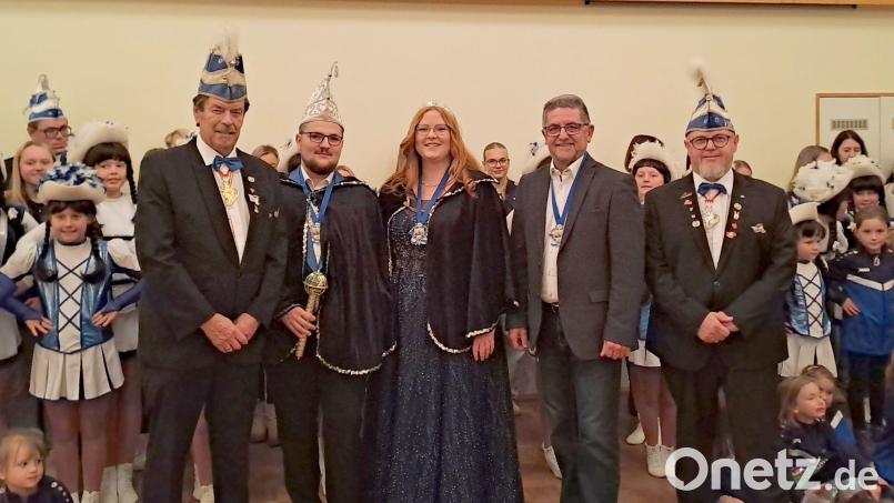 Mehlmeisels Bürgermeister Franz Tauber (Zweiter von rechts) hat's gut bis Aschermittwoch. Es regiert das Prinzenpaar Korbinian I. und Laura I. Mit im Bild Präsident Günther Daubner (links) und Vize-Präsident Otto Reiß (rechts). Bild: gis
