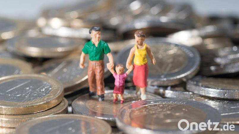 Eltern kleiner Kinder müssen in Bayern jetzt mit weniger Geld zurechtkommen (Symbolbild). Bild: Marc Müller/dpa