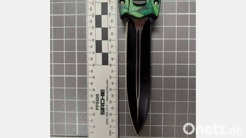 Die Bundespolizei stellt in Furth im Wald dieses Springmesser sicher. Bild: Bundespolizei Waldmünchen