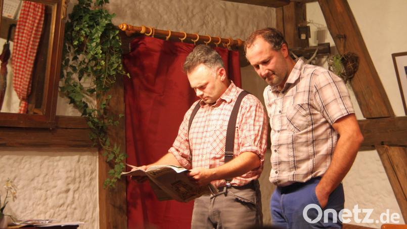Bauer Franz (Andreas Kick) ist außer sich. Die Fotos die ihm Wurzel, sein Knecht (rechts: Tobias Busch), soeben zeigt, sind ein Skandal. Bild: wro