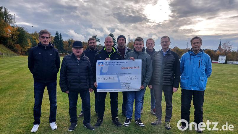 Helmut Wolfrum (Zweiter von rechts) übergab den Spendencheck an das Platzpflege-Team des SV Griesbach. Bild: Joachim Bauer