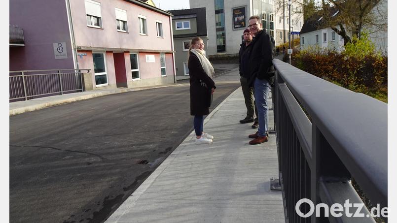 Nachdem auch die Geländer montiert sind, ist die Sanierung der Brücke über die Floß in der Bräuhausstraße in Neustadt/WN fertig und seit Mittwoch von der Stadt auch abgenommen. Bild: ui