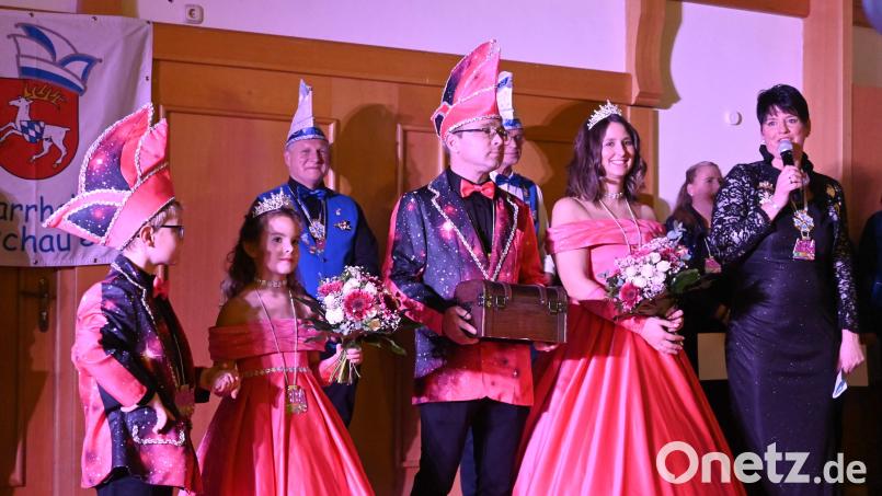 Hirschau ist seit Dienstag wieder einmal in Narrenhand. Nach der Übergabe von Rathausschlüssel und Stadtkasse im Bild vorne von links: Prinz Leopold I., Prinzessin Lona I., Hofmarschall Martin Merkl, Prinz Andy I., Bürgermeister Hermann Falk, Prinzessin Jessica I., Vizepräsidentin Michaela I. und Präsidentin Regina Merkl. Bild: Anna-Lena Kuhr-Richthammer