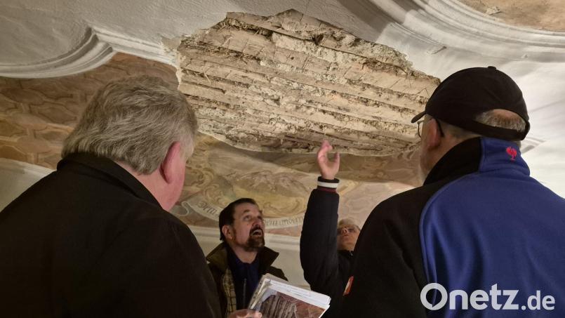 Statiker Anton Landgraf (Zweiter von links) erklärt den Mitgliedern des Bauausschusses, warum die Decke in der Kirche in Gleißenthal marode ist. Bild: Lowak