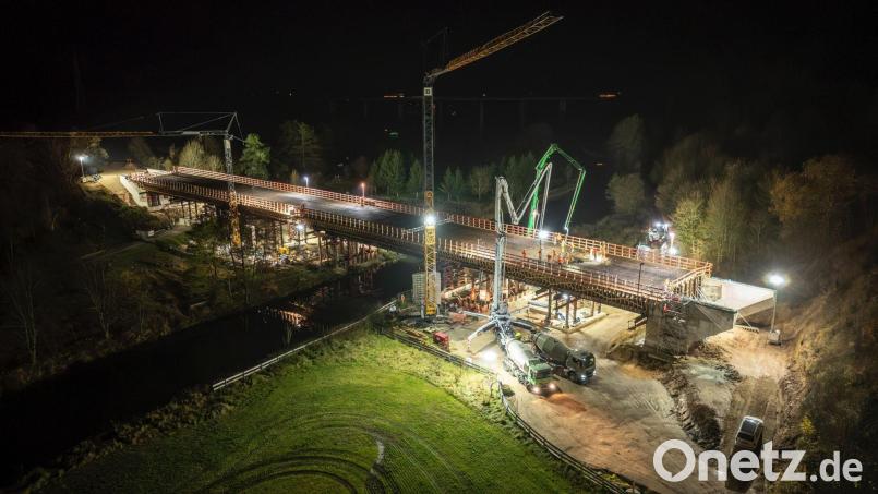 Eine ungewöhnliche Aufnahme einer ungewöhnlichen Baustelle: An der neuen Vilsbrücke für die Kümmersbrucker Westumgehung wurde am Dienstag auch nachts bei "Flutlicht" gearbeitet. Bild: Staatliches Bauamt Amberg-Sulzbach