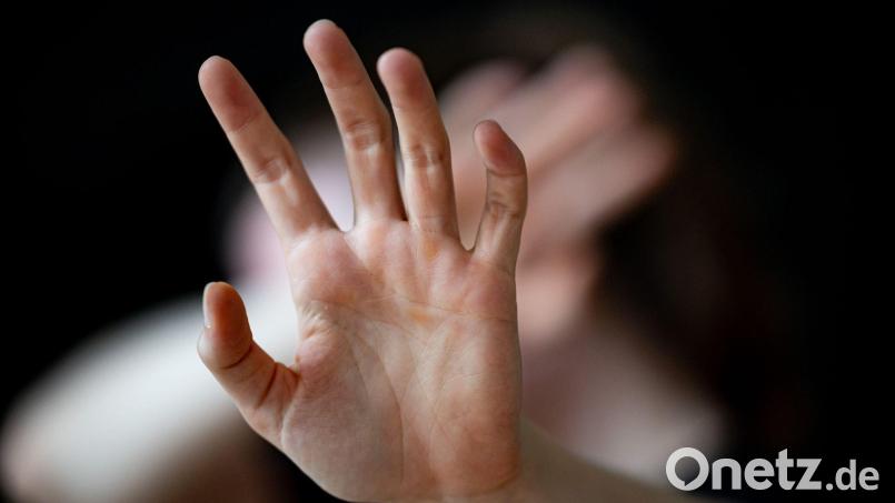 Die Aktionswochen zum Orange Day 2025 wollen auf Gewalt an Frauen aufmerksam machen. Symbolbild: Fabian Sommer/dpa