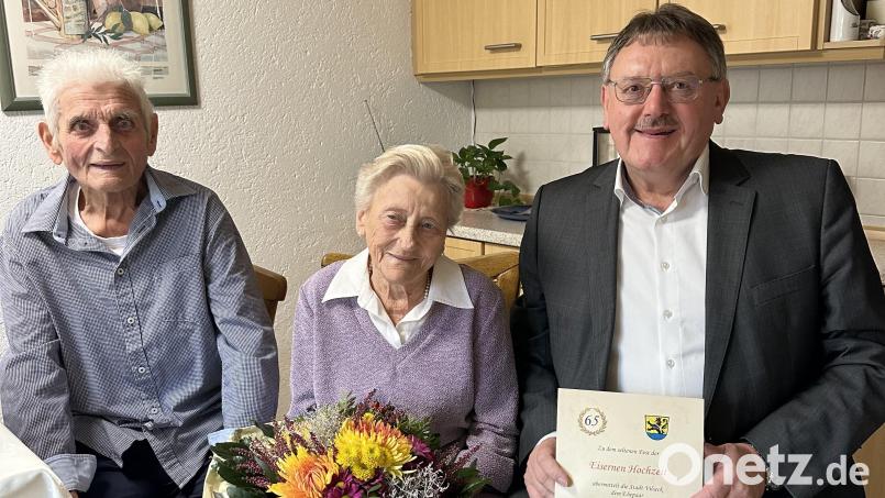 Bürgermeister Hans-Martin Schertl Rechts) überbringt dem Jubelpaar die Glückwünsche der Stadt Vilseck. Bild: Stefanie Gradl