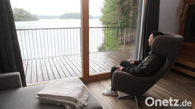 Blick aus einem Chalet auf den Steinberger See: Wer hier übernachtet, soll künftig Kurtaxe bezahlen. So wollen es zumindest die Steinberger Gemeinderäte. Bild: Hirsch