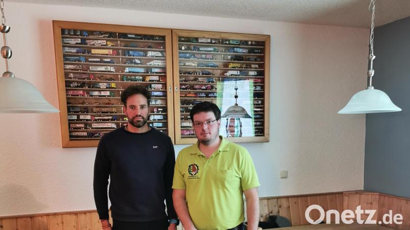 Sebastian Höllerer (links) gab Informationen und Tipps zur die Vorgehensweise bei der Beantragung von Fördermaßnahmen. FBG-Geschäftsführer David Karl informierte über den Holzmarkt und die Absatzlage. Bild: hzi