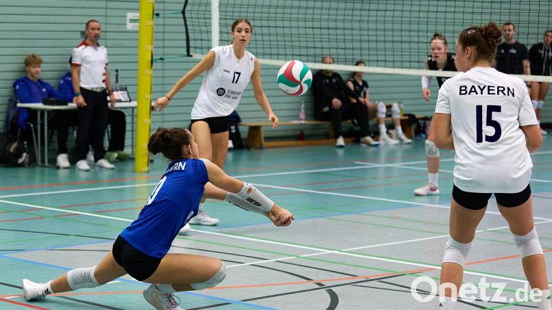 Beim Bundespokal der Altersklasse U18 war Carlotta (blau) als jüngste Spielerin der bayerischen Auswahl dabei. Bild: Andreas Beckmann Sportfotografie