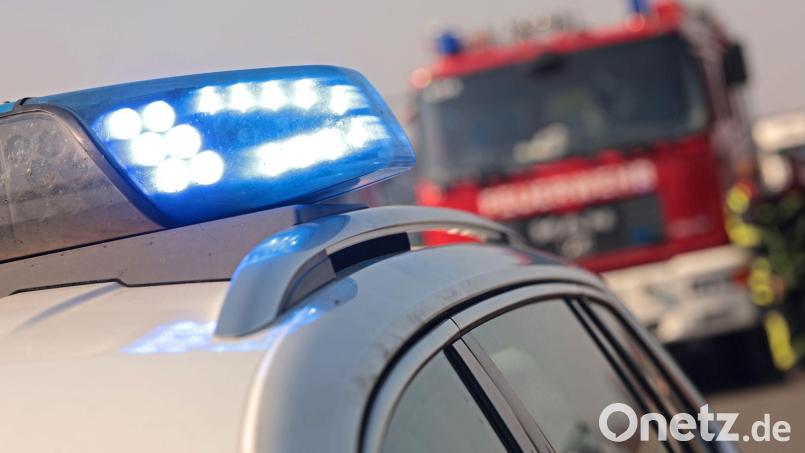 Ein Laster brennt auf der Autobahn. (Symbolbild) Bild: Matthias Bein/dpa