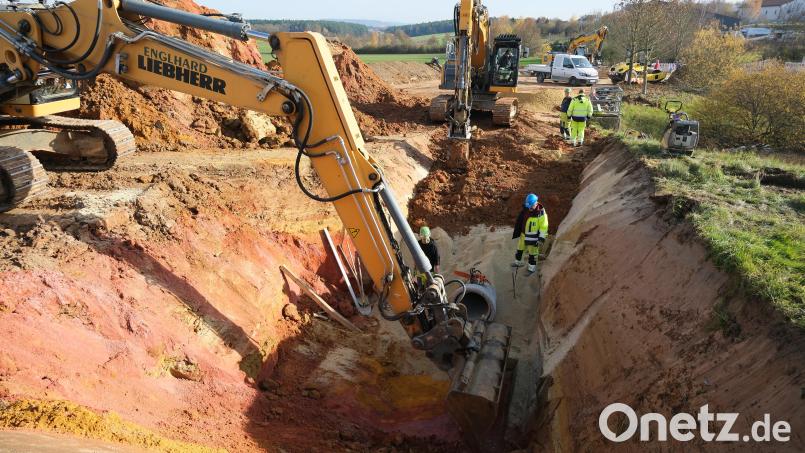 Der Kanalbau als erste Erschließungsmaßnahme im neuen Baugebiet &quot;Bei der Ziegelhütte&quot; ist schon in vollem Gange. Bild: gsp