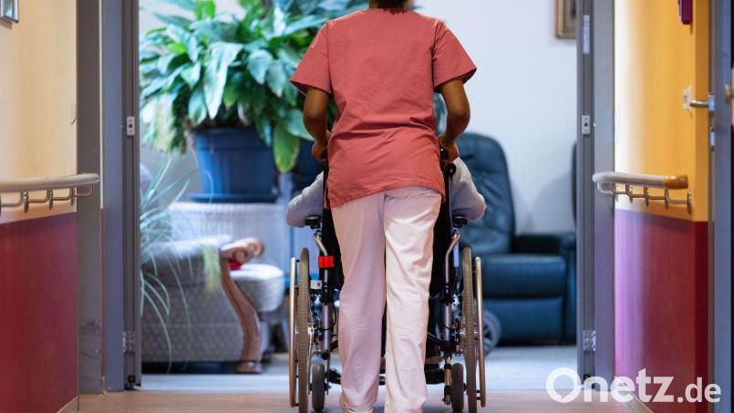 In letzter Minute wollen Union und SPD Beitragserhöhungen in der Pflege verhindern. Bild: Marijan Murat/dpa