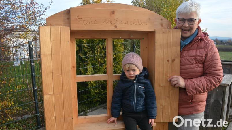 Zum 13. Mal organisiert Sigrid Schwan den lebendigen Adventskalender in Konnersreuth, der am 1. Dezember startet und an Heiligabend endet. Mit ihrer zweijährigen Enkelin Hanna an einem Fenster wirbt Schwan schon für die Aktion. Bild: jr