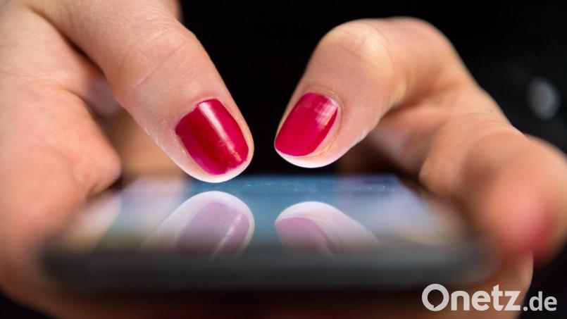 Eine Mutter aus der Oberpfalz meldet ein Missbrauchsfoto aus einem Schülerchat bei der Polizei – und landet dadurch selbst fast auf der Anklagebank. Erst nach mehreren Jahren erhält die Frau eine erlösende Nachricht. Symbolbild: Sebastian Gollnow /dpa