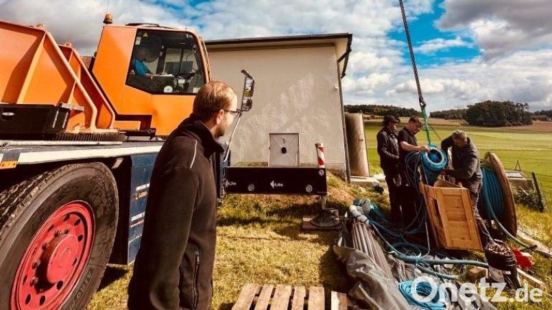 Den Einbau der neuen Brunnenpumpe IV. Maximilian Deget, stellvertretender Betriebsleiter Netze und Erzeugung, sorgt mit seinem Team dafür, dass das Wasser in Amberg immer sicher läuft. Bild: Karoline Gajeck-Scheuck