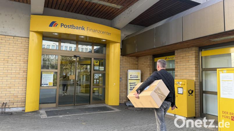 Mit dem Paket unterm Arm in die Post in der Bahnhofstraße. Damit ist in Weiden bald Schluss. Die nächstgelegene Filiale öffnet am 18. November in der Frauenrichter Straße. Bild: Gabi Schönberger