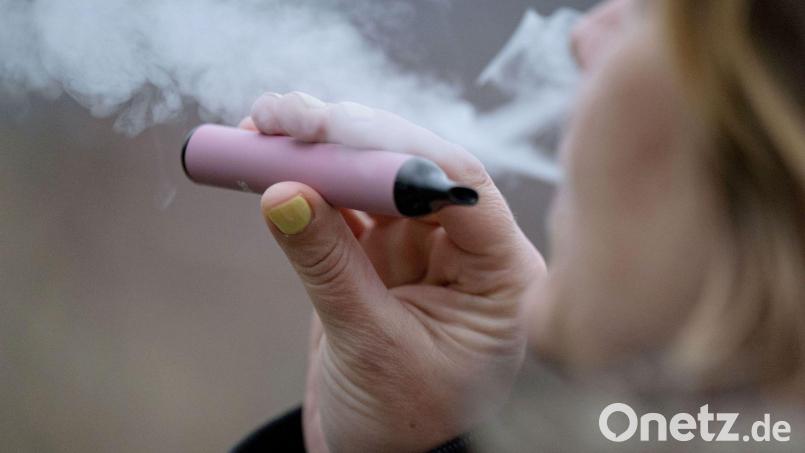 WHO: Die Tabakindustrie lockt besonders junge Menschen mit verführerischen Aromen. (Symbolbild) Bild: Marijan Murat/dpa/dpa-tmn