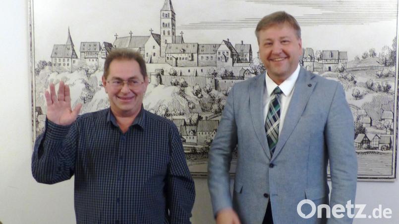 Hubert Zollbrecht (links) aus Appeslohe wird von Bürgermeister Stefan Braun als Nachrücker der CSU feierlich vereidigt und auf seine Pflichten als Marktrat hingewiesen. Bild: jp
