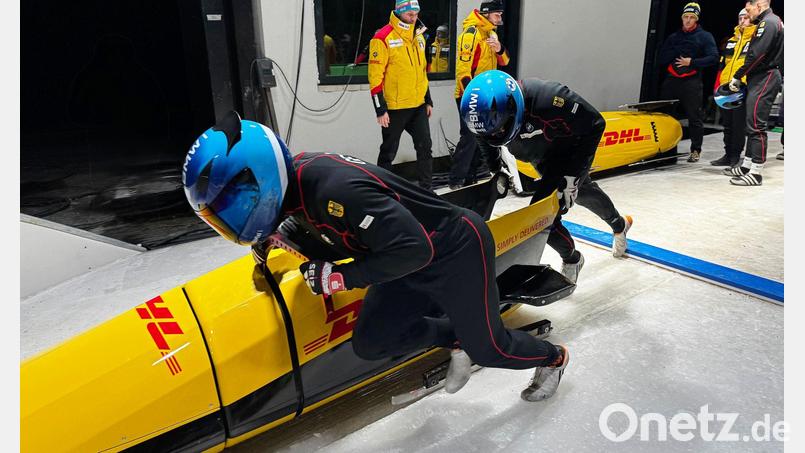 Francesco Friedrich (vorne) und Anschieber Alexander Schüller starten ihren Zweierbob auf der neu erbauten Olympia-Strecke im Eugenio Monti Sliding Centre. (Handout) Bild: Jasmin Isken/BSD/dpa