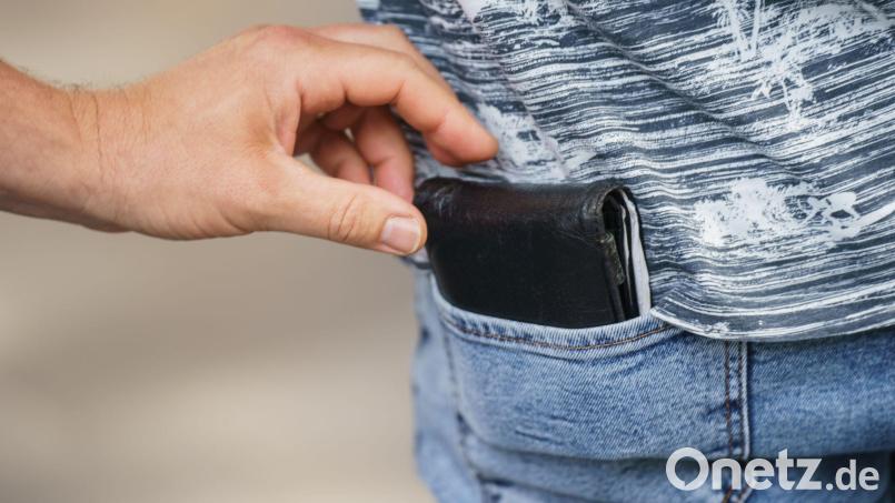 Ein Unbekannter hat einem Senior Geld aus dem Portemonnaie gestohlen. (Symbolbild) Bild: Andreas Arnold/dpa