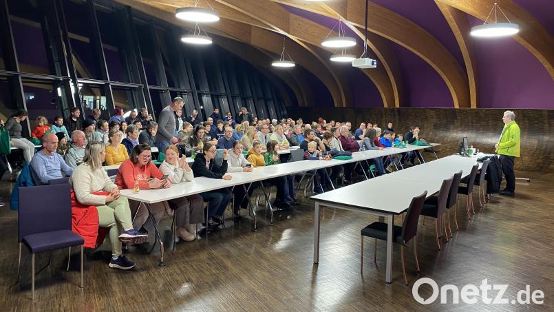 Sehr gut besucht war die Kraftwerkstour bei ZMS. Rund 140 Besucher lauschten den Informationen von Verbandsdirektor Thomas Knoll im Sitzungssaal des ZMS-Verwaltungsgebäudes. Bild: Stefan Karl