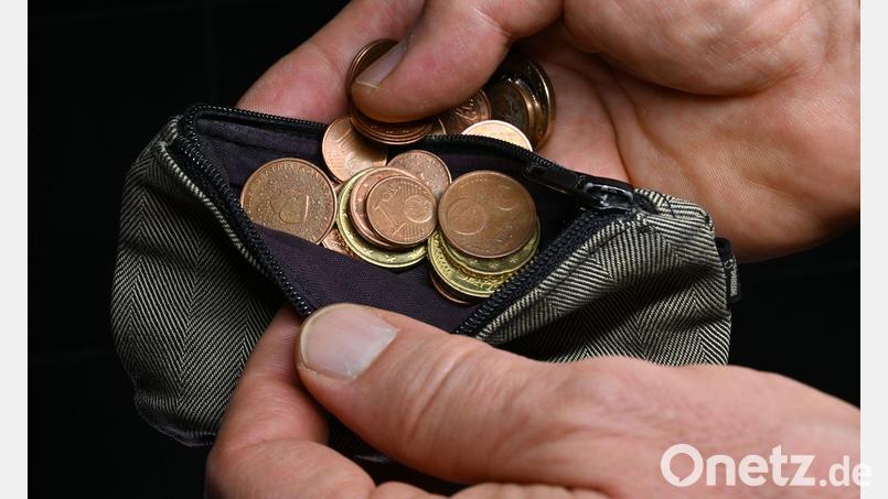 Die Überschuldungsquote, also der Anteil überschuldeter Personen im Verhältnis zu allen Erwachsenen, sank 2024 auf 8,09 Prozent. Bild: Martin Schutt/dpa