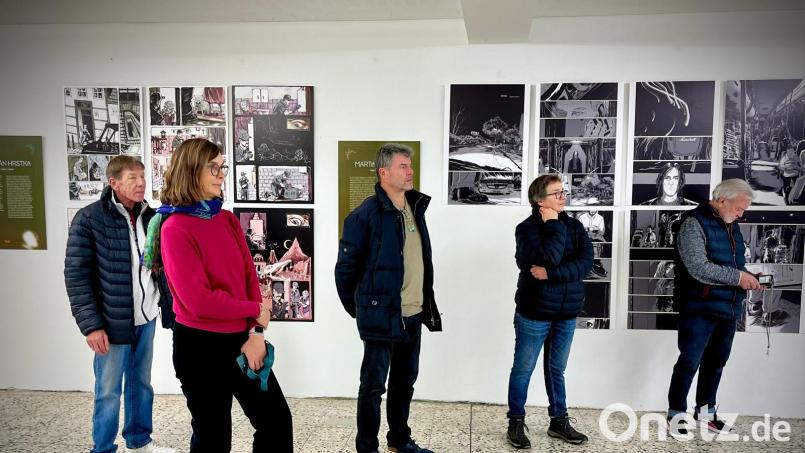 Die Gäste bei der Vernissage in der Zukunftswerkstatt in Schönsee. Die Ausstellung dort dauert bis 12. Januar 2026. Bild: Martina Sivan