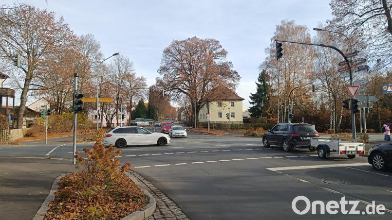 Die Ampel im Kreuzungsbereich Mitterteicher Straße/Franz-Heldmann-Straße/St.-Peter-Straße ist seit Mittwoch, 12. November, außer Betrieb. Bild: nic