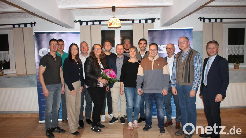 Die Trabitzer CSU tritt mit zwölf Kandidatinnen und Kandidaten in den Wettstreit um die Gemeinderatsmandate ein. Für eine dritte Amtsperiode steht Bürgermeisterin Carmen Pepiuk (mit Blumenstrauß) bereit. Bild: Bernhard Piegsa