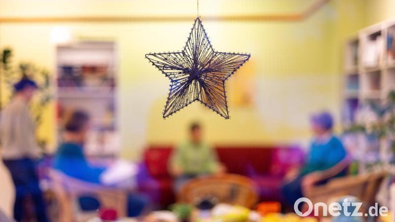 Im Trauercafé in Grafenwöhr können sich Trauernde austauschen. Zudem gibt es als weitere Angebote auch Einzelgespräche und ein Trauerseminar. Symbolbild: Michael Reichel, dpa