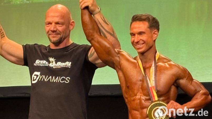 Julian Hösl (rechts) aus Hammerles wurde Süddeutscher Meister in der Bodybuilding-Klasse &quot;Men’s Physique II&quot;. Bild: Julian Hösl