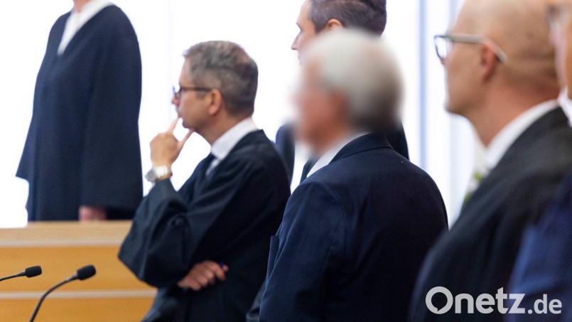 Ein weiterer größerer Prozess zur VW-Dieselaffäre hat in Braunschweig begonnen. Die Verlesung der Anklageschrift verzögerte sich aber. Bild: Michael Matthey/dpa