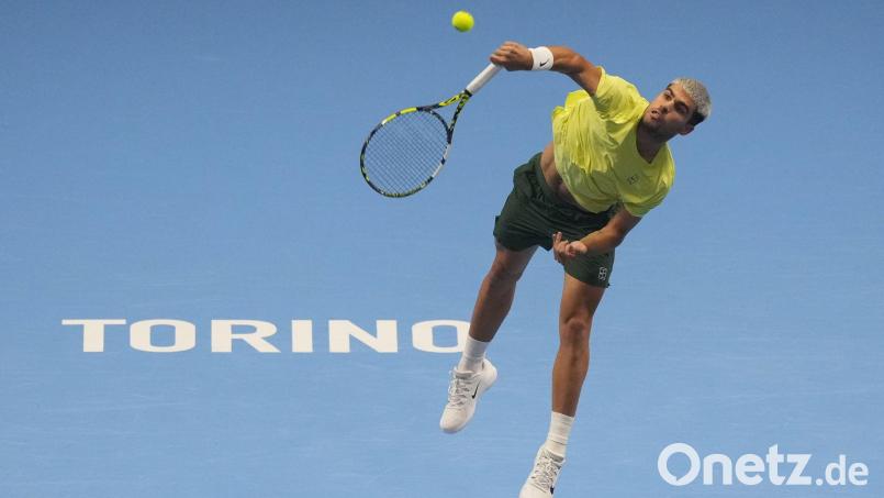 Carlos Alcaraz wird das neue Tennis-Jahr definitiv als Nummer 1 beginnen. Bild: Antonio Calanni/AP/dpa