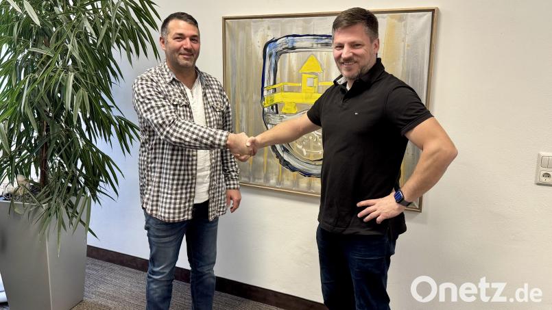 Daniel Feuerer (links) und Bürgermeister Peter Neumeier besiegeln die Zusammenarbeit für die Schwarzenfelder Kirwa. Bild: Tobias Reitmeier