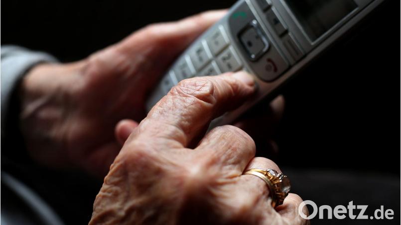 Ein Betrüger überredete eine Frau in München am Telefon dazu, Goldmünzen und Bargeld zu übergeben. (Symbolbild) Bild: Karl-Josef Hildenbrand/dpa