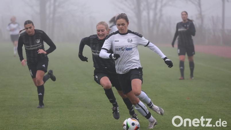 Treffsicher: Julia Seifert (rechts, im Spiel gegen den 1. FC Schwarzenfeld) ist beim SV Neusorg die erfolgreichste Torschützin. Bild: Dieter Jäschke
