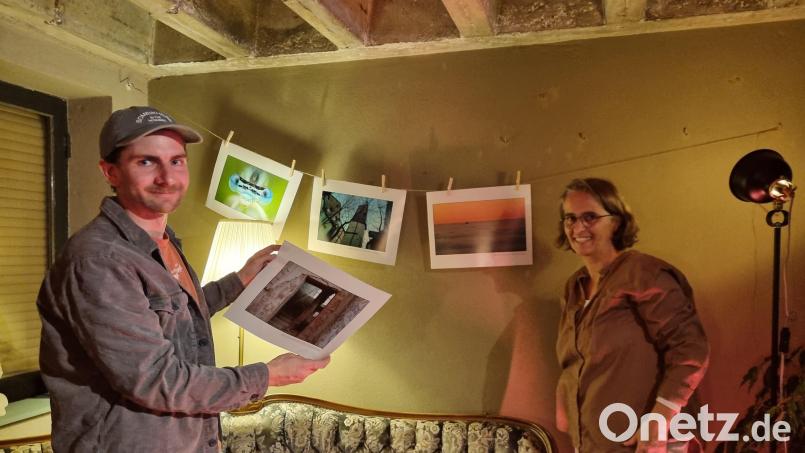 David Pressler und Doris Köhler testen, wie die Fotografien wirken, wenn sie an einem Seil hängen. Bild: kaz