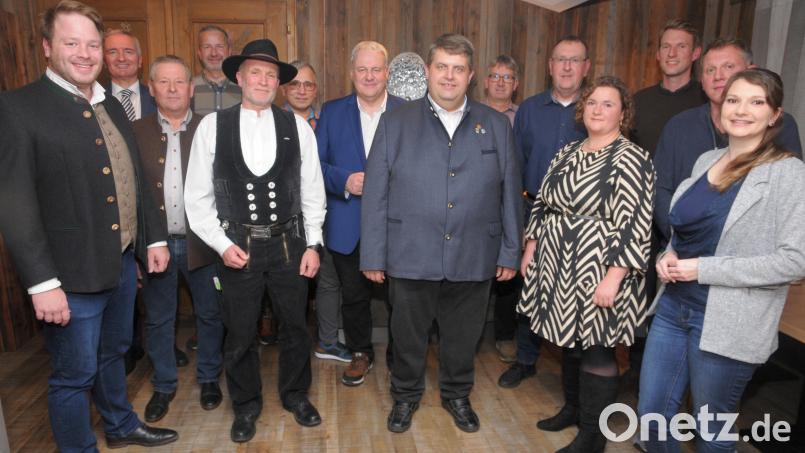 Die CSU-BV-Gemeinderatsbewerber in Illschwang mit Bürgermeister-Kandidat Dieter Dehling (Mitte), links dahinter Landrat Richard Reisinger. Bild: ge