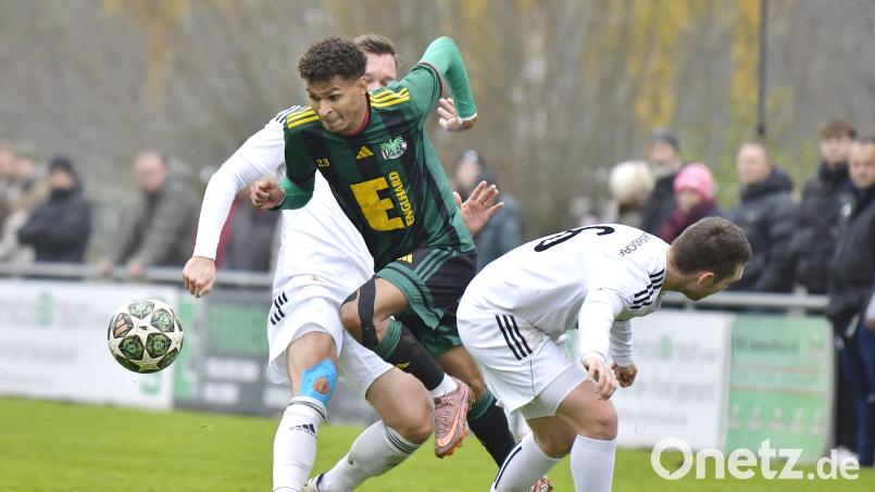Manuel Mutove (Mitte, im Spiel gegen Weisendorf) erzielte den Ammerthaler Siegtreffer im Nachholspiel beim TSV Weißenburg. Archivbild: Hubert Ziegler