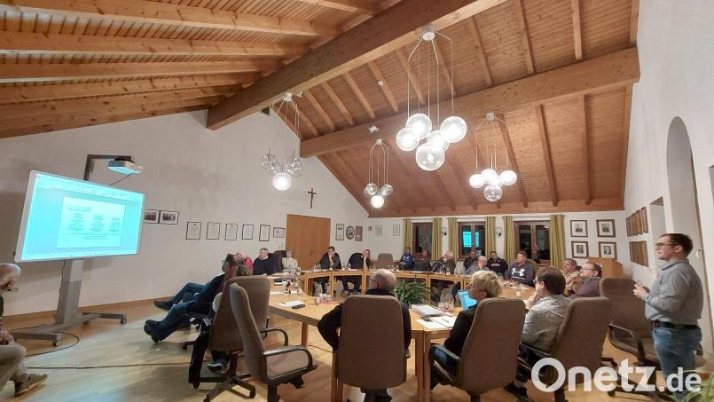 Auf der Marktgemeinderatssitzung stellte Mathias Mägerl (stehend rechts) eine mögliche Nahwärmeversorgung für Großschönbrunn vor. Bild: mfh