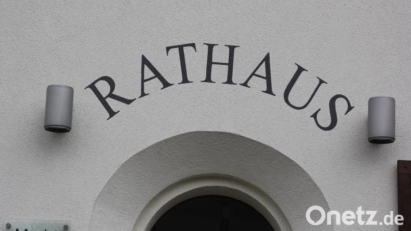 Um den Chefsessel im Plößberger Rathaus (Bild) ist ein Vierkampf entbrannt. Einer der Kandidaten sorgt allerdings bei der CSU-Dachorganisation für Empörung. Archivbild: kro