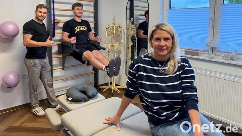 Physiotherapeutin Margareta Lindner und ihr Sohn Lukas (hinten links), ebenfalls Physiotherapeut, haben in Amberg eine Zweigstelle ihrer Praxis in Umelsdorf eröffnet. Zum Team gehört auch Thomas März, deutscher Vizemeister im Gewichtheben. Bild: Petra Hartl