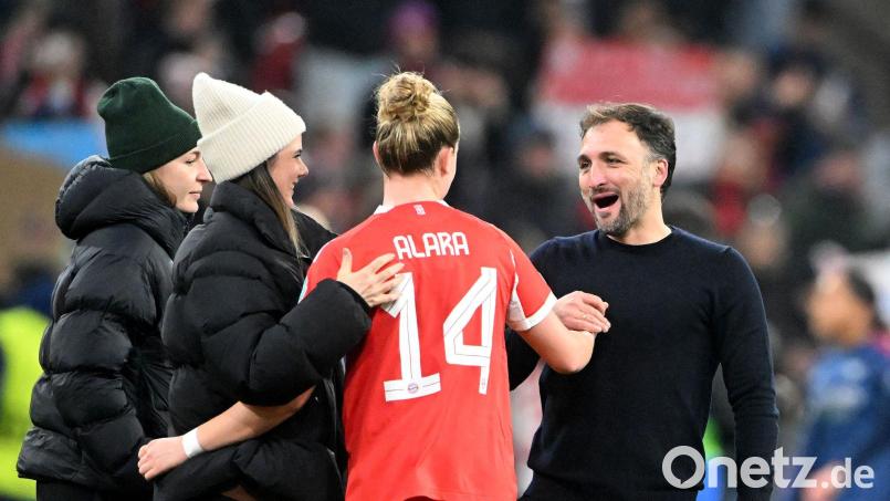 Bayern-Trainer José Barcala feiert mit Torschützin Alara den Sieg über Arsenal. Bild: Jens Niering/dpa