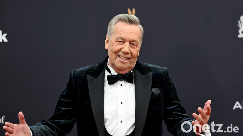 Roland Kaiser ist mit dem Bambi für das Lebenswerk geehrt worden. Bild: Felix Hörhager/dpa