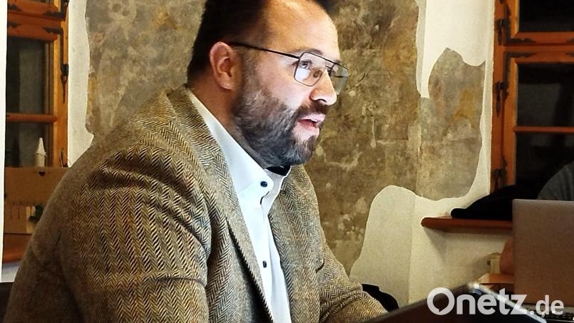 Ab dem 1. Mai 2026 setzt die Marktgemeinde Falkenberg auf einen hauptamtlichen Bürgermeister. Seit sechs Jahren hat Matthias Grundler (Bild) dieses Amt inne, der sich in Falkenberg für die CSU erneut zur Wahl stellen wird. Bild: jr