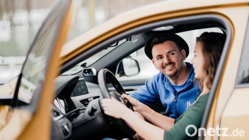 Manuel Kraus, Inhaber der Fahrschulen Kraus in Amberg, Weiden, Schwandorf, Sulzbach Rosenberg und im Landkreis Amberg-Sulzbach, im Einsatz mit einer Fahrschülerin. Er ist der Meinung: "Wenn die Politik die Kosten für den Führerschein senken will, muss sie sich Fragen stellen wie: Ist die Prüfungsordnung verhältnismäßig? Wie könnte man Bürokratie abbauen, ohne die Qualität zu senken?“. Bild: Dominik Lenz