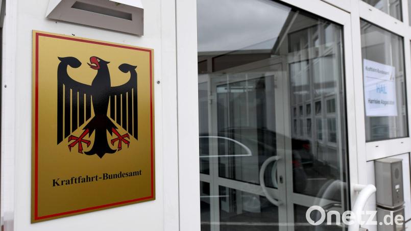 Nach einer Genehmigung durch das KBA darf die Paderborner Firma Holon ihr Elektro-Shuttle deutschlandweit im autonomen Fahrmodus mit Sicherheitsfahrer erproben. Bild: Carsten Rehder/dpa