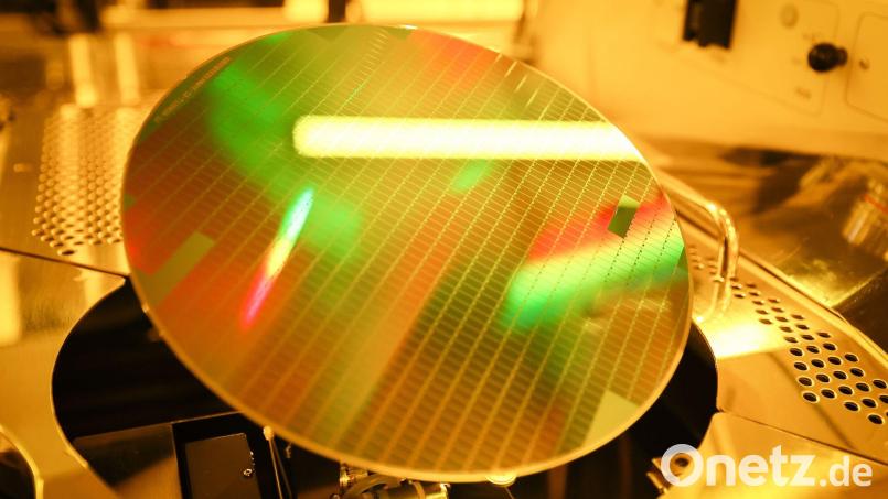 Mikrochips werden hauptsächlich aus Herstellerländern wie China oder Taiwan importiert. (Symbolbild) Bild: Christian Charisius/dpa